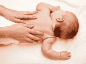 les bienfaits du massage pour les bébés