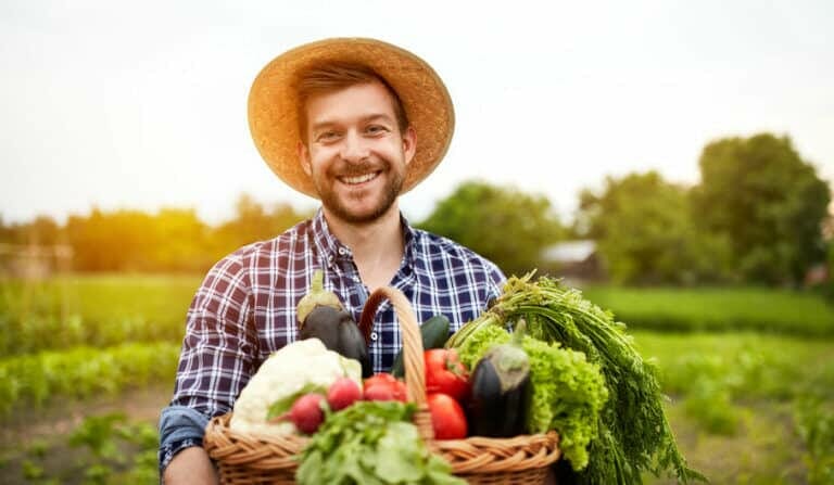 agriculteur avec des légumes bio