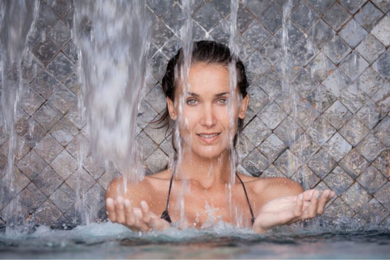 Bien-être Burn-out, douleurs, stress : ce que la mer peut guérir femme en thalassotherapie
