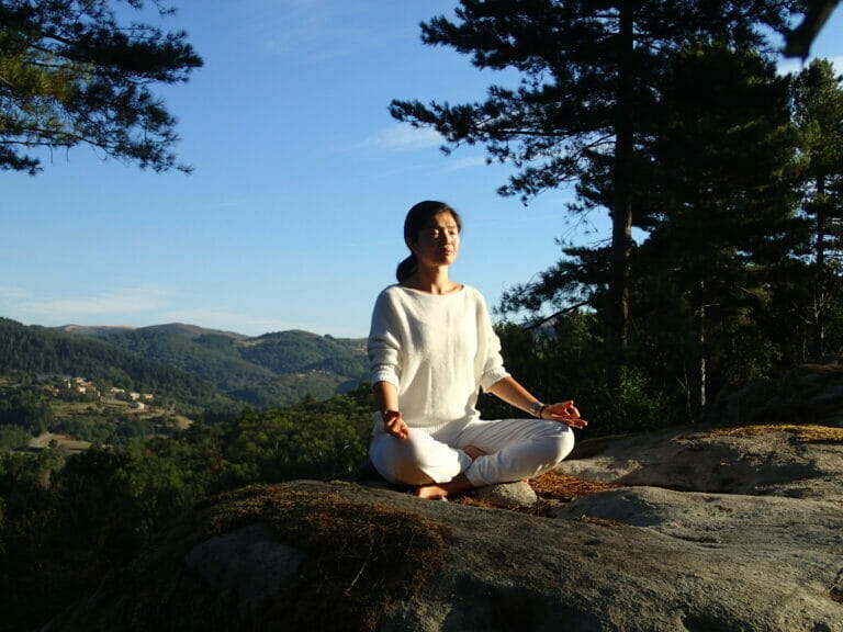 Kamala_Meditation_rocher.jpg